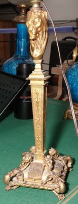 Beau bougeoir en bronze doré le fut en gaine surmonté d’un b…