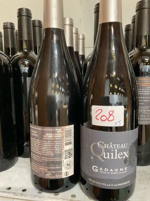 plusieurs bouteilles de vin sont alignées sur une étagère dans un magasin