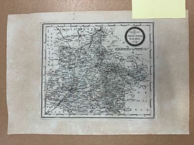 une vieille carte dessinée sur un bout de papier posé sur une table