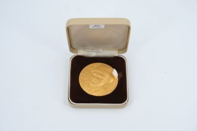 une image représentant une pièce d'or dans une boîte posée sur une surface blanche