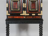 une armoire peinte en noir et or, à deux portes