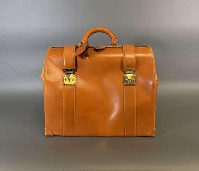 Louis Vuitton. Sac de médecin en cuir naturel, fermoirs arti…