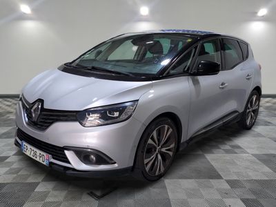 la voiture argentée est garée sur un sol en damier dans le garage