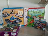 beaucoup de jouets qui se trouvent sur l'étagère