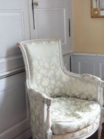 BERGERE et FAUTEUIL en bois moulé, sculpté et laqué beige, à… (photo 2)