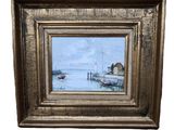 une peinture à l'huile représentant un bateau dans un port, avec une maison en arrière-plan