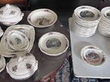 de nombreuses assiettes et bols posés ensemble sur une table