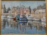une peinture de bateaux dans un port avec des bâtiments à l'arrière-plan