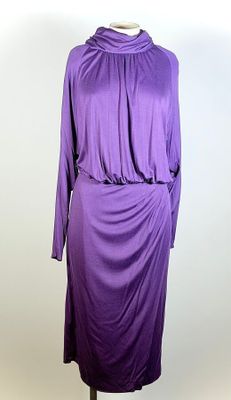 KARL LAGERFELD, robe fourreau prune, en viscose/soie, manche…