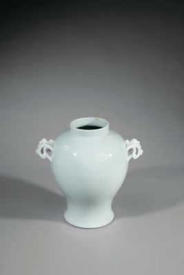 un vase blanc posé sur une table