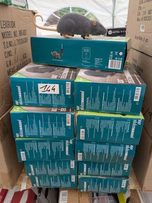 plusieurs cartons empilés les uns sur les autres, avec un rat perché au sommet