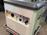 un gros plan d'une machine posée sur un chariot