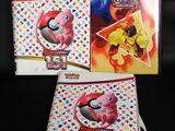 deux cartes à collectionner Pokémon et un classeur sur fond noir