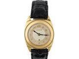 un gros plan d'une montre-bracelet en or avec un bracelet en cuir noir