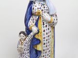 figurine représentant une femme tenant un chien et un chat