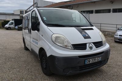 une camionnette blanche garée dans un parking