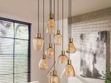 un gros plan d'un lustre auquel sont suspendues de nombreuses ampoules