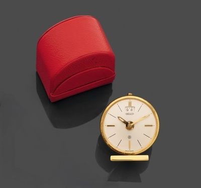 une image représentant une montre rouge et un étui rouge posés sur une surface noire