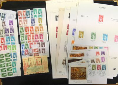 de nombreux types de timbres différents sur une feuille de papier