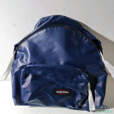 un gros plan d'un sac à dos bleu posé sur une surface blanche
