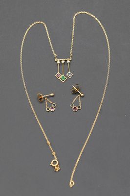 un ensemble composé d'un collier et de boucles d'oreilles en or, orné de pierres de différentes couleurs