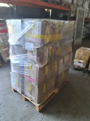 Palette de cartons – 210 kg. Contient un assortiment de vête…