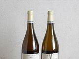 deux bouteilles de vin posées sur une table en bois