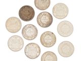 un ensemble de vingt pièces de monnaie britanniques différentes sur fond blanc