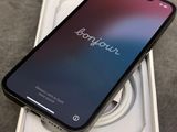 Un iPhone est posé sur une boîte, sur une table.