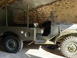 une jeep militaire garée à l'intérieur d'un bâtiment