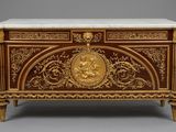 un coffre richement décoré, doté d'un plateau en marbre et de motifs dorés