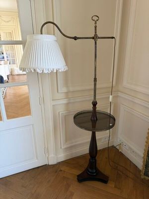 une lampe posée sur une table dans un coin de la pièce
