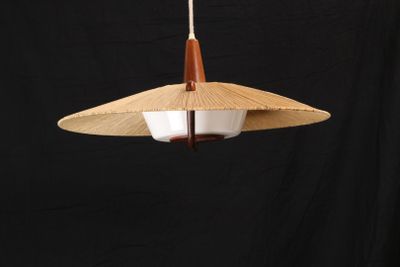 un gros plan d'une lampe suspendue à un plafonnier