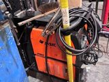 une machine posée sur le sol du garage
