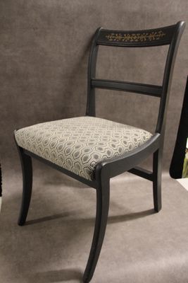 une chaise qui se trouve devant un miroir
