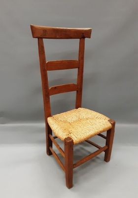 une image représentant une chaise en bois avec une assise en osier