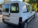 la camionnette blanche est garée sur le côté de la route