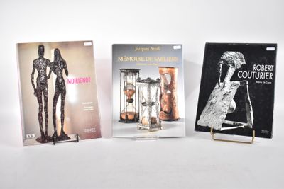 trois livres qui se trouvent l'un à côté de l'autre