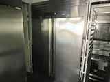 un réfrigérateur en acier inoxydable dans une cuisine professionnelle