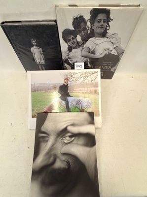 deux photographies en noir et blanc représentant un homme, une femme et un enfant