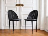 deux chaises noires placées devant une porte blanche