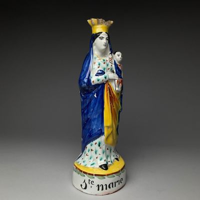 l'image d'une statue de femme avec une couronne sur la tête