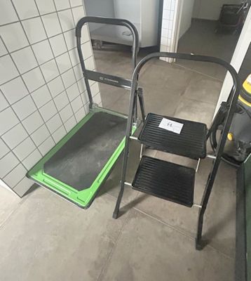 deux tabourets à deux marches à côté d'un tabouret vert dans une salle de bains