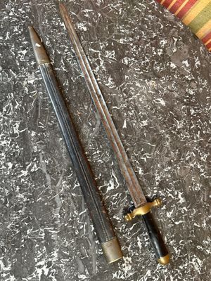 GLAIVE D'ADMINISTRATION en métal avec fourreau en cuir.