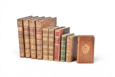 plusieurs vieux livres sont alignés sur une surface blanche