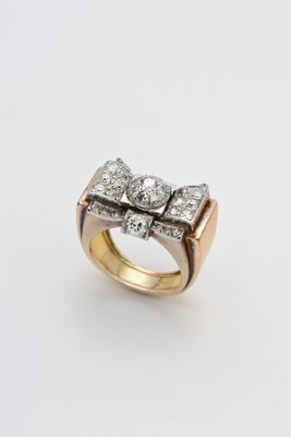 gros plan d'une bague en or et diamants sur fond blanc