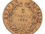 un gros plan d'une pièce de monnaie ornée d'une couronne
