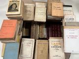 un grand nombre de vieux livres empilés les uns sur les autres