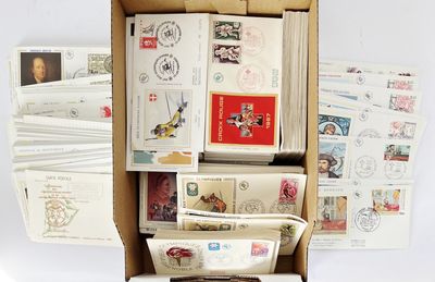 une boîte en carton remplie de nombreux types de timbres différents