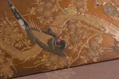 une image d'un tableau sur le mur d'une pièce